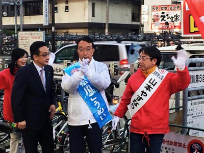 強力な援軍、くまだ裕通衆議院議員を迎え、松川こうめい候補、山本やすなりの3名で街頭演説を行いました。